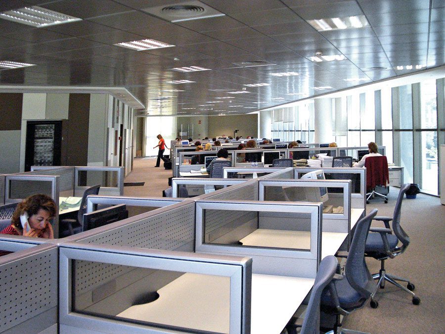 Mesas aprovechando al máximo el espacio en oficina - LAMBDA3