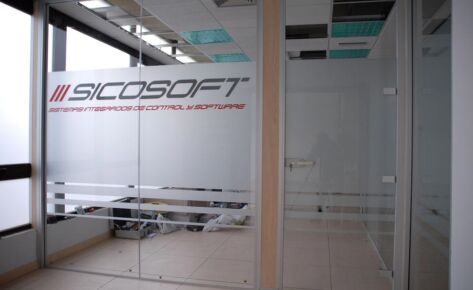 Acondicionamiento de las oficinas de Sicosoft (Parte II): Montaje del pavimento técnico e instalación de la mampara