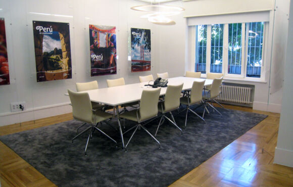 Le Instalamos el mobiliario de oficina en PROMPERÚ Madrid