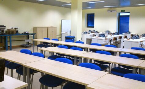Las Sillas y mesas de formación en los centros de estudios CESUR
