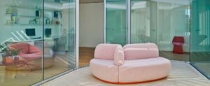 Sofá rosa en una oficina