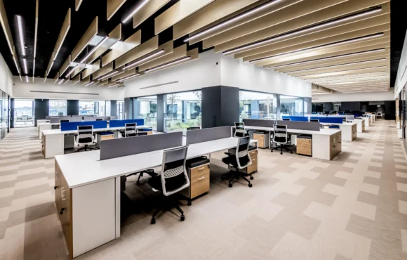 Oficina moderna en Petronieves: espacios colaborativos, confort acústico y diseño funcional