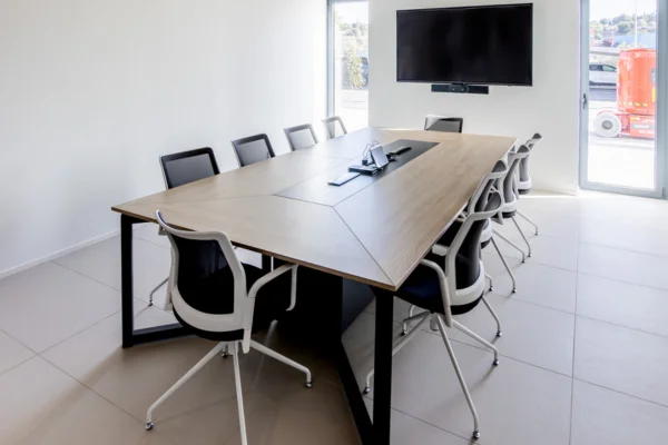 sala de juntas con mesa moderna